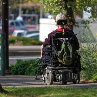 motorized-wheelchair-952190_1280